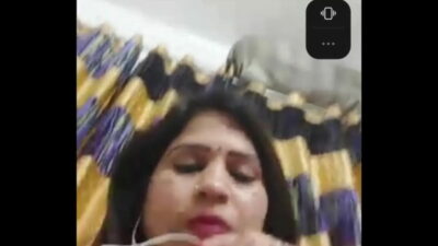 Desi xnnx aunty showing nude boobs on live cam